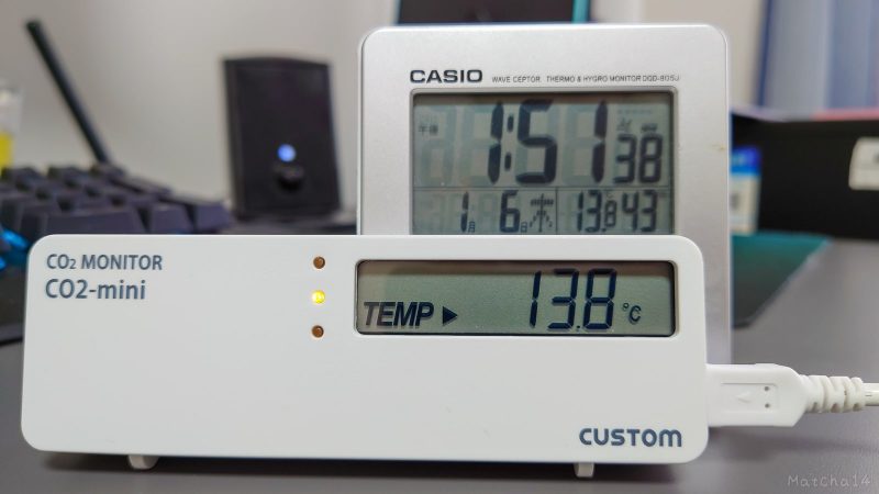 CO2-miniは、温度13.8度を指し示した。後ろの市販の電波時計も、同様に13.8度を指し示している。