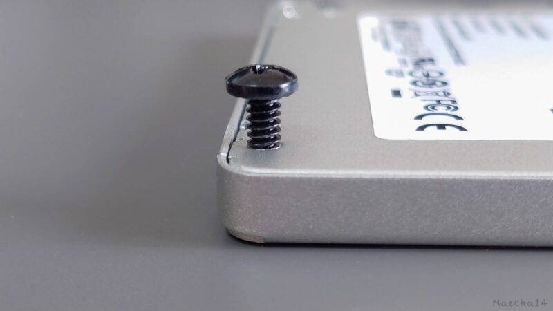 Crucial社製のSSDのネジ穴と、ガレリアATに付属していたネジは、サイズが微妙に異なっているためうまく入らない。