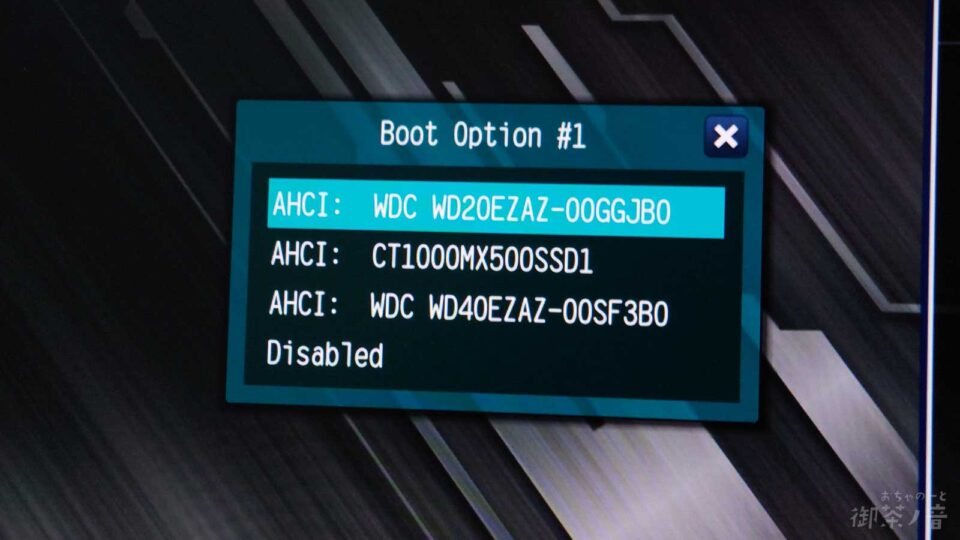 Boot Option #1、AHCIには3つほどドライブが選択できる状態になっているが、どれも新たに購入したSSDのものではない。